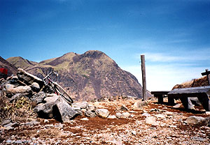 鉾立峠より三保山