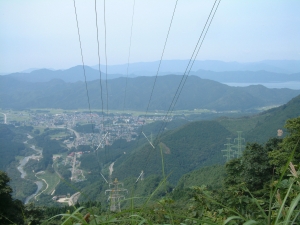 取り付きの送電線から田沢湖町